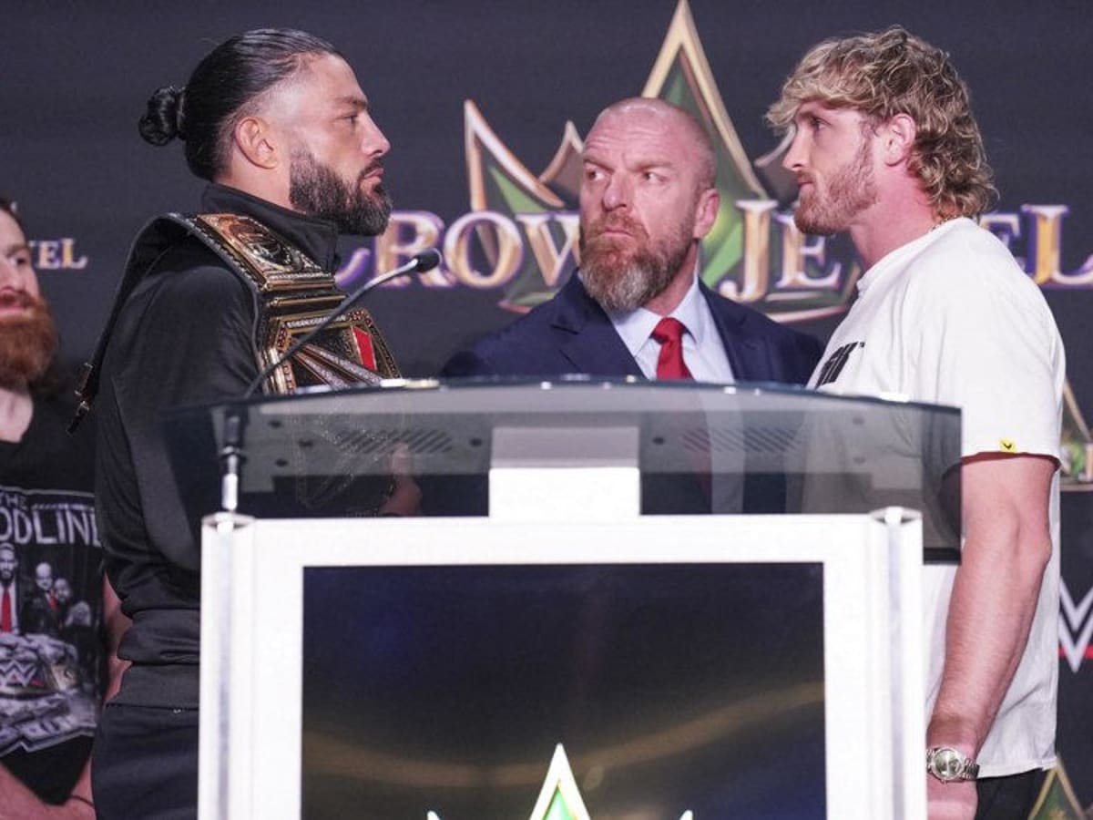 Il faccia a faccia tra Roman Reigns e Logan Paul (Foto: Wrestling News)